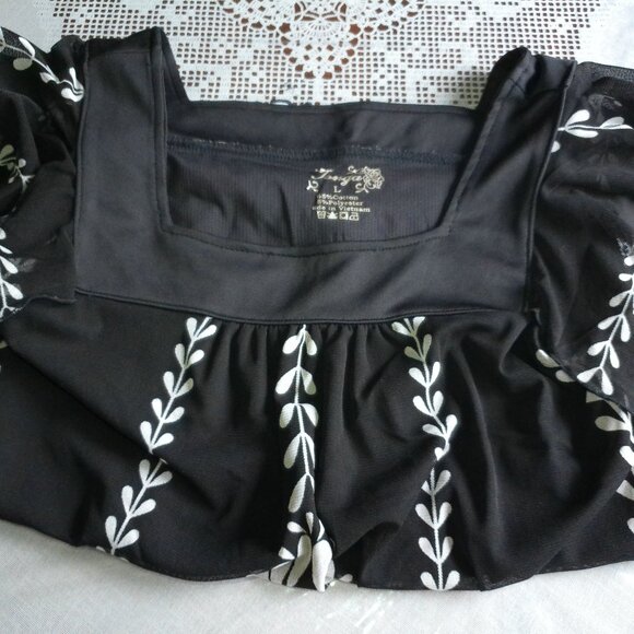 Black and White Floral Short Sleeve Top - Picture 9 of 9